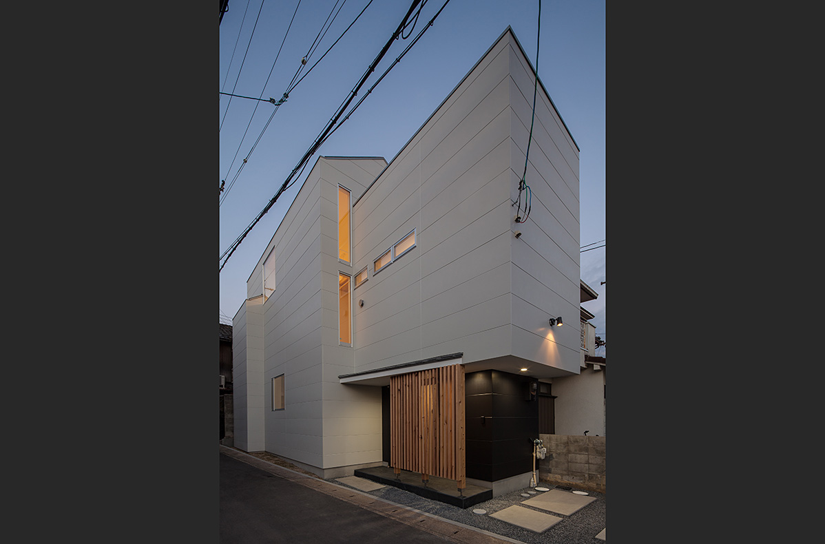 house_caterpillar_photo_004